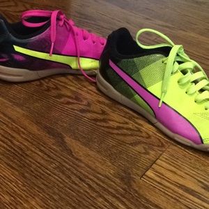 puma neon pink shoes